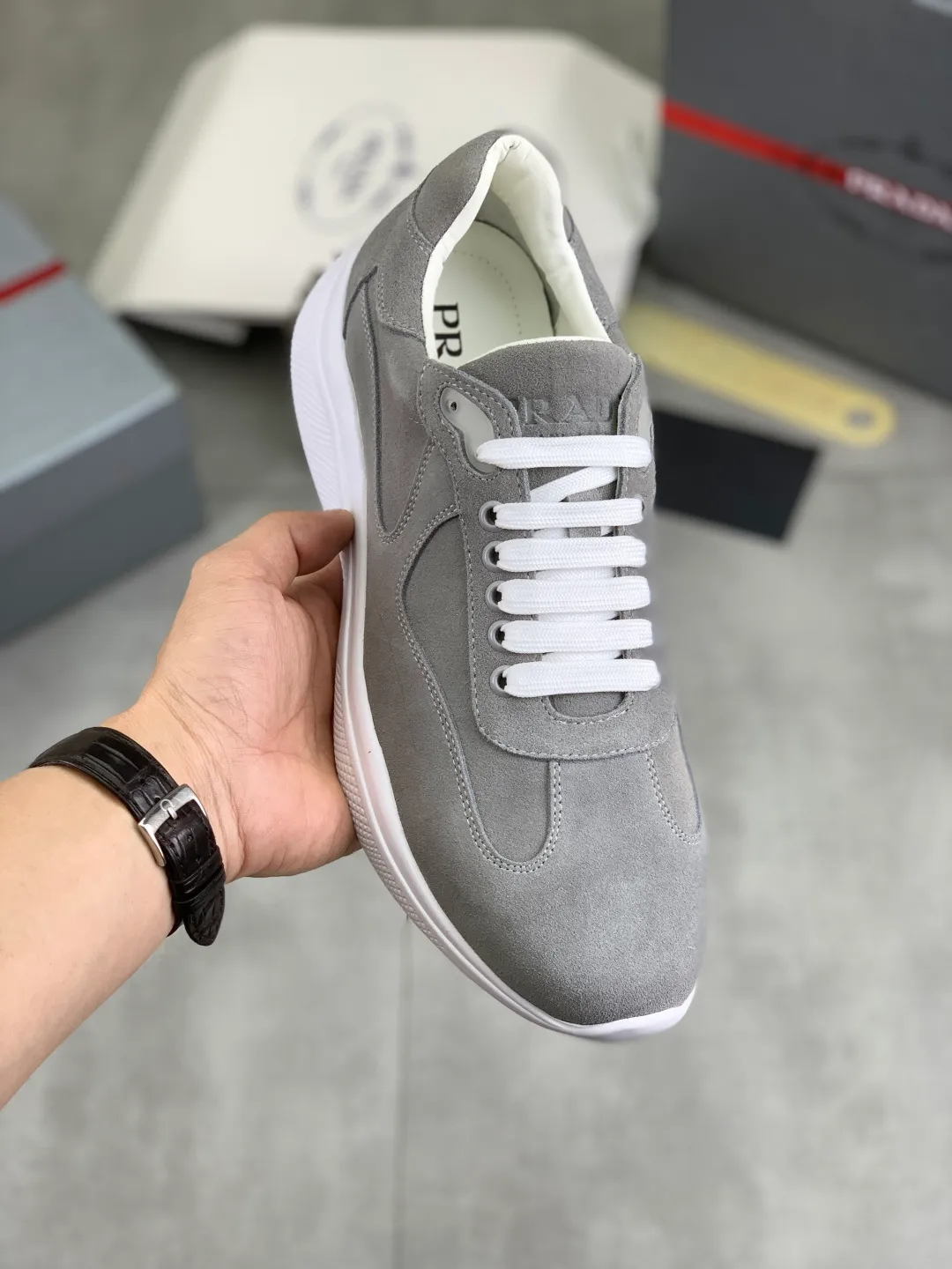 Men's men's shoes 💰P540 New high version PRADA Prada spring classic casual sports shoes Original purchase, development and production Prada Men's Classic Series Technological breathable fabrics with cowhide Casual sports shoes Casual sports dad shoes combine high-tech breathable materials and cowhide, with P family exclusive button decoration on the side. The outsole is full of P italic design and bright colors to show vitality and continue the brand design inspiration. Stroll around the city lightly and feel free and comfortable. Exquisite packaging at the delivery counter 🛍📦 ▪️Fabric: original custom frosted calfskin material ▪️Inner lining: cowhide lining ➕cowhide feet ▪️Outsole: open-molded TPU material ▪️Sole thickness: 3.5CM ▪️Size: Men's 38-45 5️⃣colors available